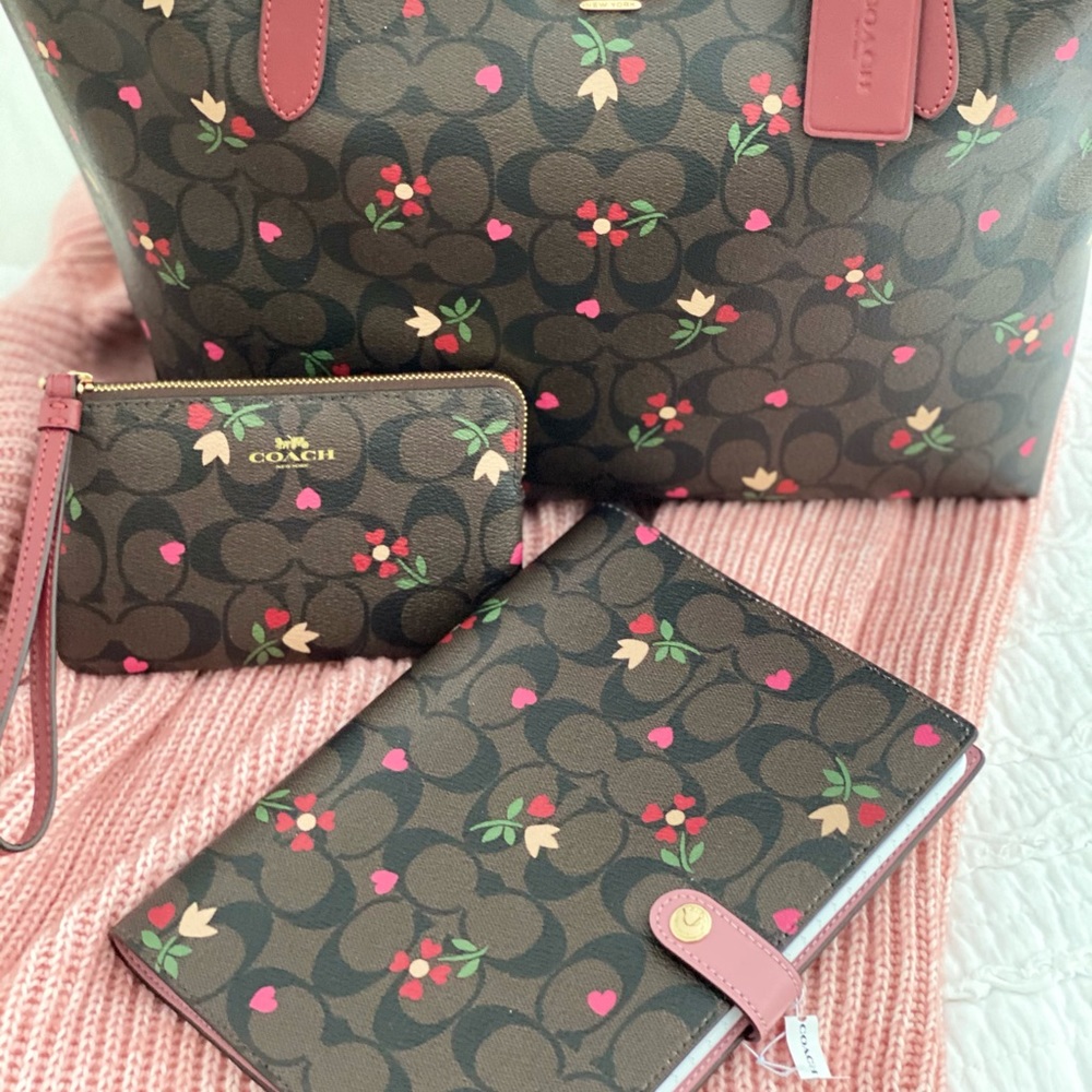 🆕 COACH | Heart City Tote, Notebook & Wristlet - Picture 16 of 16